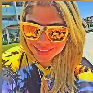 Meet your Posher, Larissa