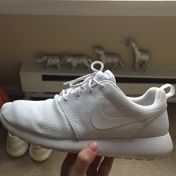 Used nike roshe white