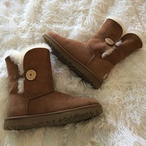 SALE!!!!!!!❄️Bailey Button Chestnut UGG Boots❄️