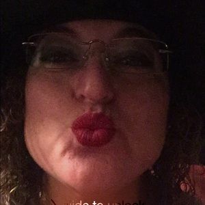 Meet your Posher, Carla