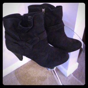 Zigi Soho black ankle booties. Size 10
