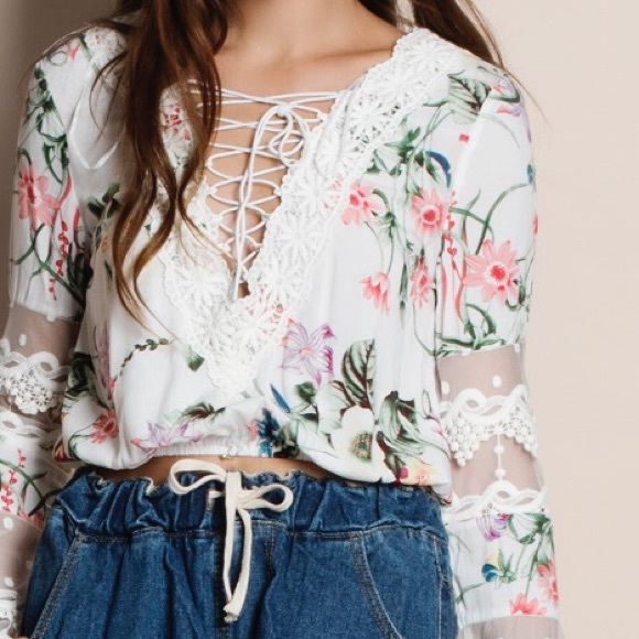 1DAYSALE Lace Up Floral Crop Top - Picture 4 of 4