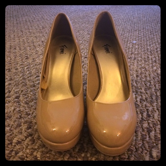 Nude heels Fioni brand size 7 1/2