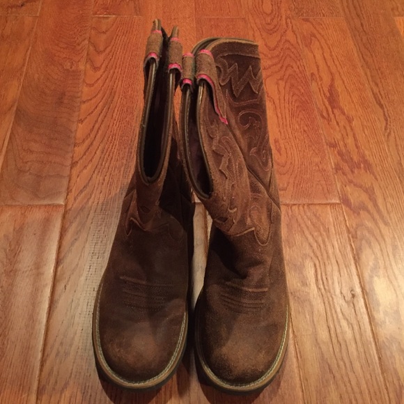 Ariat size 8.5B cowboy boots.