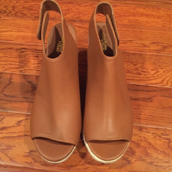 Wedge heels, size 8. Never worn. Great condition!