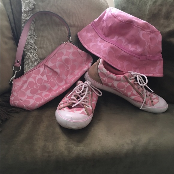 Sneakers bucket hat and small purse