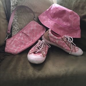 Sneakers bucket hat and small purse