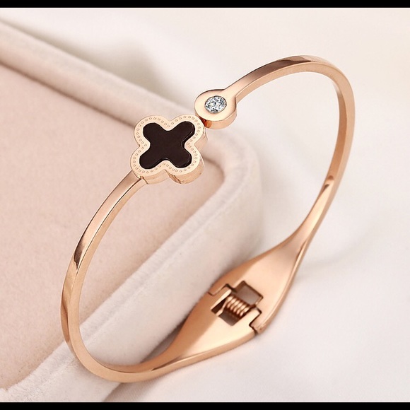 Four leaf bangle