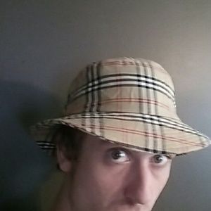 Burberry bucket hat