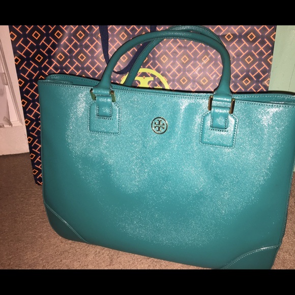 Tory Burch Handbags - NEW WITH TAGS AND BAG TORY BURCH ROBINSON E/W TOTE