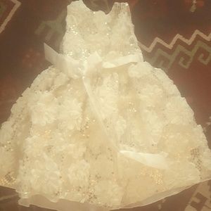 This dress is for age2-3 its so usable for birthda