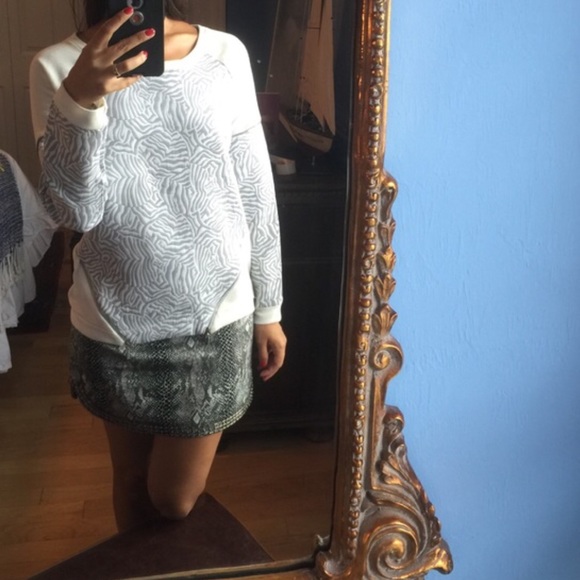 Elegant comfortable swetter - Picture 3 of 3