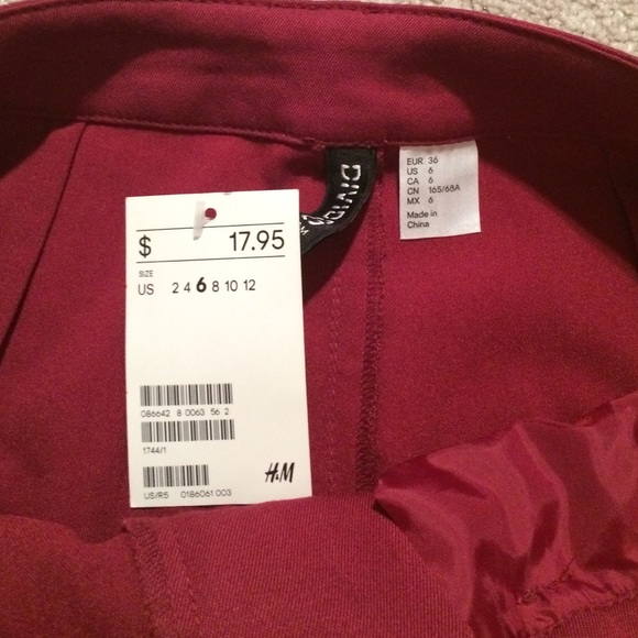 NWT H&M Divided deep red shorts with stud belt - Picture 4 of 4