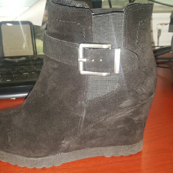 Vince Camuto - Picture 2 of 4