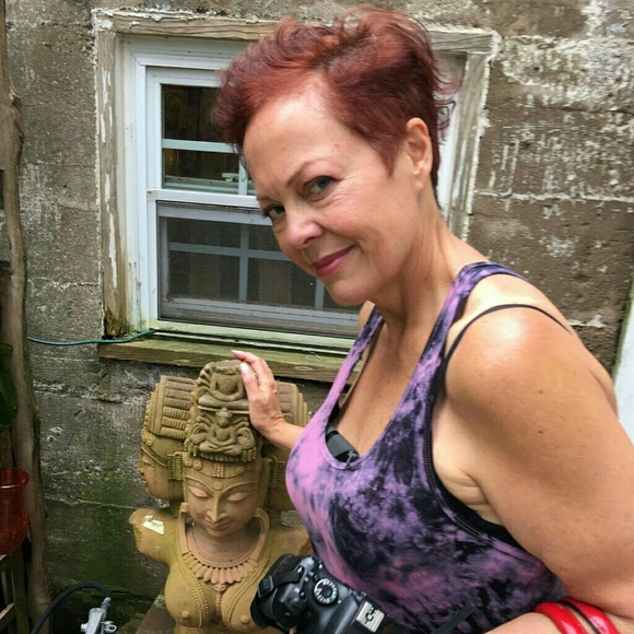 Meet your Posher, Cynthia - Picture 2 of 6