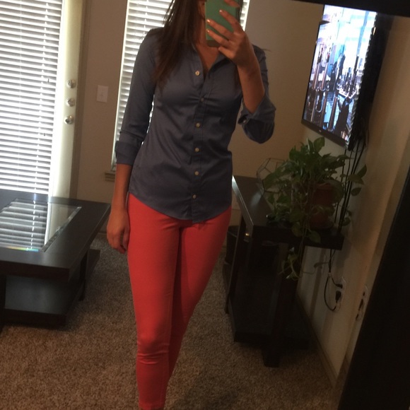 Banana Republic fitted stretch button up blouse!