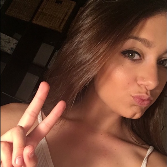 Meet your Posher, Courtney - Picture 1 of 1