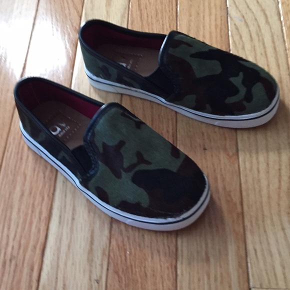 🚨last chance🚨 Camo slip on girl shoes