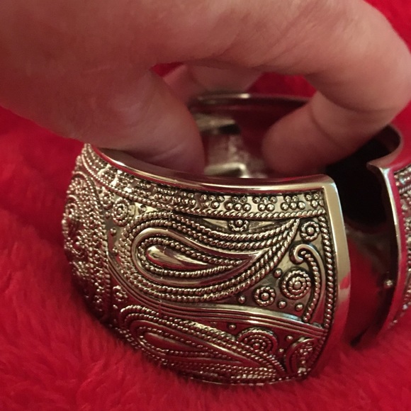 Ornate silver and onyx clasp bracelet. - Picture 2 of 2