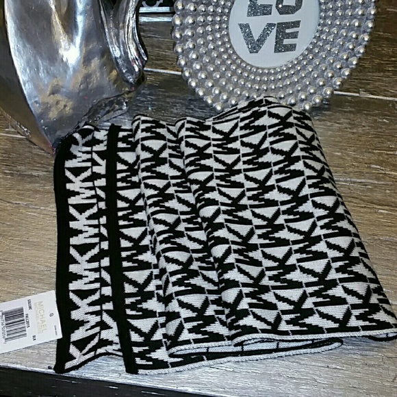 🚨Last Day🚨AUTHENTIC Michael Kors Scarf - Picture 2 of 3
