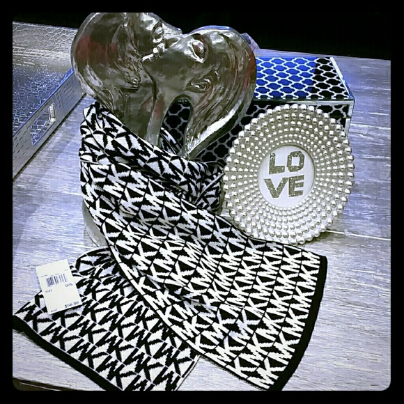 🚨Last Day🚨AUTHENTIC Michael Kors Scarf - Picture 3 of 3