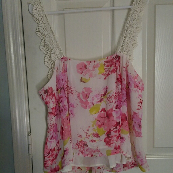 NWOT Adorable floral print top