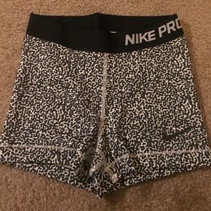Leopard print nike pros size: XS