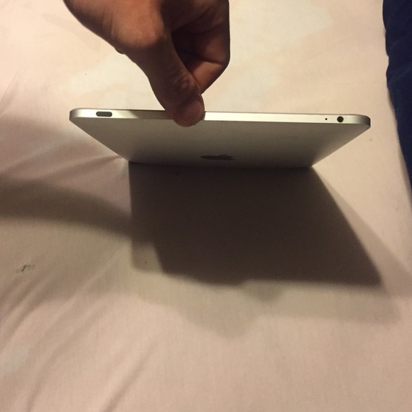 First gen IPad - Picture 4 of 4