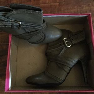 Quip is olive green booties.