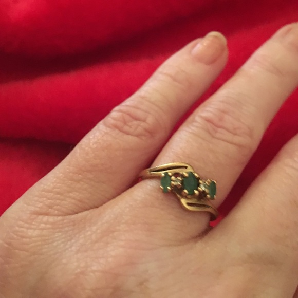 10 karat genuine emerald ring with 2 diamond chips