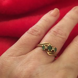 10 karat genuine emerald ring with 2 diamond chips