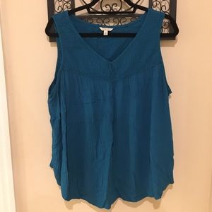 Sleeveless feminine crinkle top