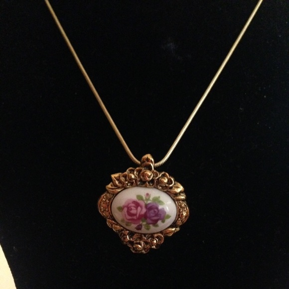 Vintage Avon Necklace - Picture 2 of 2