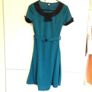 Retro blue/turquoise dress with black collar