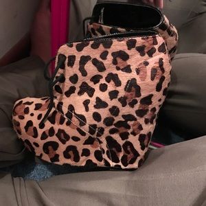 Leopard print size 9 wedges. Only worn twice.