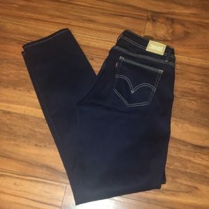 Dark Wash Levi's Curvy Skinny leg jeans!👖😍👀