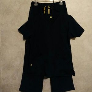 Wonder Wink medium petite scrub set