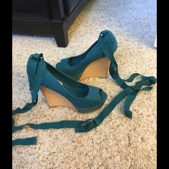 Emerald green wedges