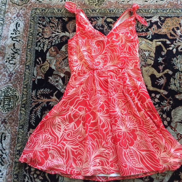 Airy and classic red and white dress