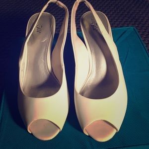 Gently Worn Classic White Peep Toe Heels 👠