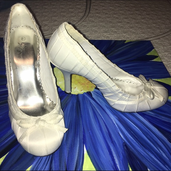 Adorable white heels
