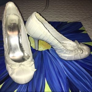 Adorable white heels