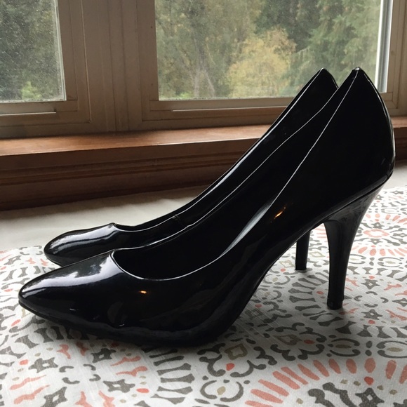 FIONI Clothing Shoes - Fioni Shiny Black Heels • size 10W