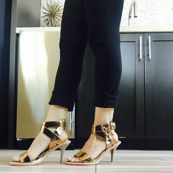 KENNETH COLE, COVER PAGE - Picture 4 of 5