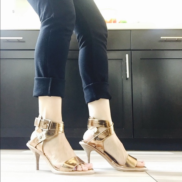 KENNETH COLE, COVER PAGE - Picture 5 of 5