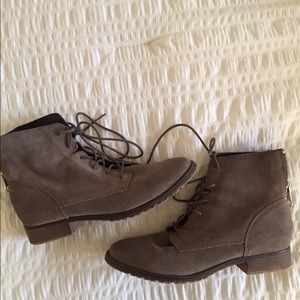 STEVE MADDEN LACE UP BOOTIES