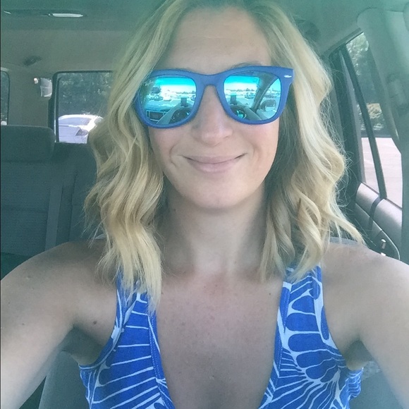 Meet your Posher, Melanie 😘 - Picture 2 of 4