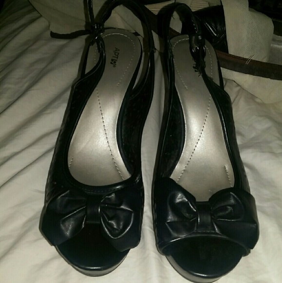 Black wedge bow heels