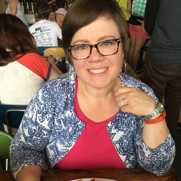 Meet your Posher, Lara - Picture 2 of 3