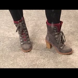 UGG boot gray suede with maroon lining!